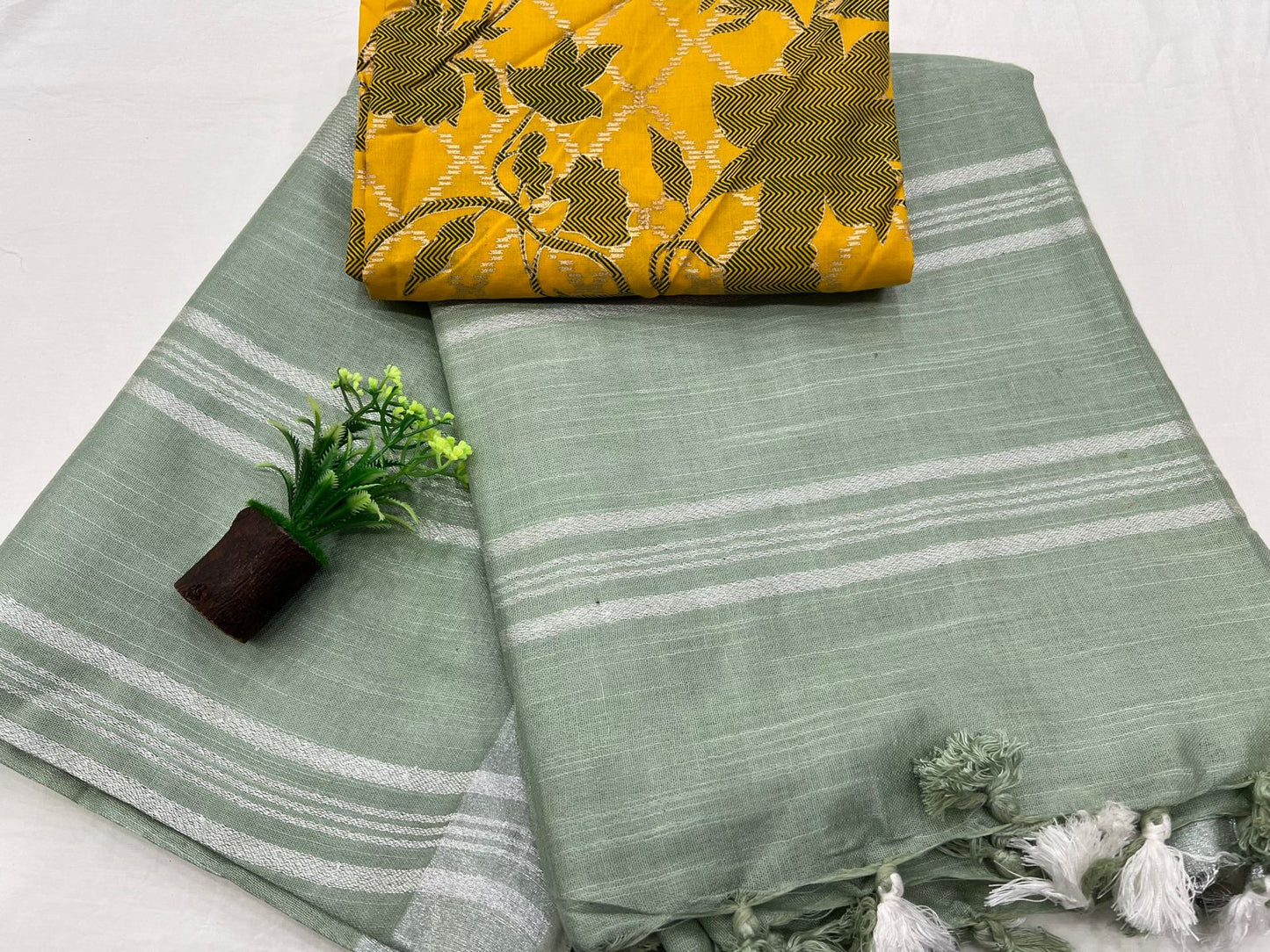 Beautiful Cotton Linen Saree With Printed Cotton Blouse